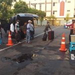 Para PMI saat tiba di Asrama Haji Sukolilo.