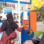 Pengunjung saat mengambil karcis masuk areal parkir di Icon Mall Gresik. foto: SYUHUD/BANGSAONLINE