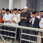 Menteri Pariwisata dan Ekonomi Kreatif (Menparekraf) Sandiaga Salahuddin Uno saat tahlil di makam KH Abdul Chalim dalam peresmian desa wisata religi di kawasan makam KH Abdul Chalim,  pendiri NU dan pahlawan nasional di Leuwimunding Majalengka Jawa Barat, Selasa (23/7/2024). Foto: M. Mas