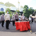 Kabidpropam Polda Jatim, Kombes Pol. Taufik Herdiansyah Zeinardi (kanan) memimpin Ikrar Deklarasi Anti Narkoba.