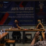 Kepala Dinas Komunikasi dan Informatika Kota Kediri, Apip Permana, dan Humas Bea Cukai Kediri, Hendratno,  saat sosialisasi peredaran rokok ilegal. Foto: Ist 