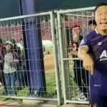 Tangkapan layar Arthur Irawan, Kapten kesebelasan Persik Kediri marah kepada suporter saat diteriaki 