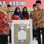 Bupati Kediri, dr. Hj. Haryanti Sutrisno, memberikan penghargaan kepada kafilah MTQ Kabupaten Kediri.