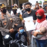 Kapolrestabes Surabaya, Kombes Pol Akhmad Yusep Gunawan, saat menyerahkan bantuan dari Presiden Jokowi untuk Wahyu Novi Arini.