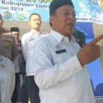 Bupati Fadeli didampingi Wabup Kartika Hidayati saat memberikan keterangan pers.