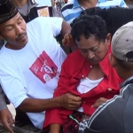 Almarhum Hadi Suwito ditolong oleh rekan-rekannya ketika ambruk.