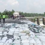 Tumpukan limbah di pinggir sungai Afur di Dusun Budugsidorejo, Desa Watudakon, Kecamatan Sumobito. foto: romza/ BANGSAONLINE