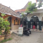 Bagian masjid yang masih orisinil (bercat hijau), serta tampak perbedaan pada atap bangunan lama dan yang baru direnovasi. foto: YUDI A/ BANGSAONLINE