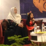 Almeyda Nayara didampingi ibundanya Imelda Liana Sari, saat Talk Show di Hotel Ibis Malang. foto: IWAN IRAWAN/ BANGSAONLINE
