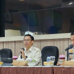Konferensi pers terkait pemutihan pajak di Jawa Timur.