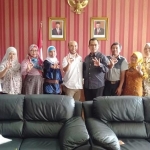 Pengurus FKBS foto bersama dengan pimpinan DPRD Kota Batu usai audiensi, Jumat (14/2).