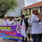Puluhan massa demo di Depan Kantor Pengadilan Negeri Sidoarjo, Selasa (15/11/2022)