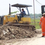 Field Administration and Superintendent JOB P-PEJ, Akbar Pradima (orange) dan Kepala Desa Campurejo, Edi Sampurno (hitam) saat memantau perataan tanah untuk pembuatan taman rekreasi dan edukasi. foto: EKY NURHADI/ BANGSAONLINE