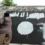 Warga secara sukarela menghapus mural ISIS yang bertebaran secara misterius