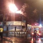Tampak api yang melumat toko minyak wangi di Jl. Hos Cokro Aminoto no. 1 Kota Kediri. (foto: ist.)