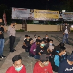 Anggota PSHT saat diamankan dimako halaman Polresta Sidoarjo .