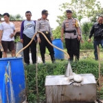 Petugas menunjukkan lokasi yang digunakan pelaku untuk memproduksi miras.