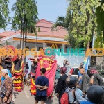 Massa aksi saat menggelar demo di depan restoran cepat saji dengan menampilkan pertunjukan barongan. Foto: MUJI HARJITA/ BANGSAONLINE