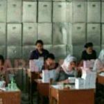 Komisi Pemilihan Umum (KPU) Kabupaten Pamekasan saat menyortir surat suara.