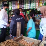 BLUSUKAN PASAR: Bambang Haryo Soekartono (BHS) saat mengunjungi Pasar Tarik, Kamis (30/7). foto: istimewa