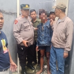 Petugas Polsek Tambaksari mengamankan terduga pelaku usai menjadi sasaran amukan warga