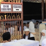 KH Linul Qolbi Hamzah di makam Aeng Mata Ebu bersama keluarga, santri dan masyarakat.
