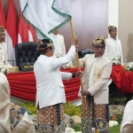 Ketua DPRD Kota Batu, H.M. Didik Subiyanto, saat menyerahkan pataka kepada Wali Kota Batu, Nurochman di ruang rapat paripurna.