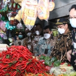 Wamendag Jerry Sambuaga saat berbincang dengan pedagang di Pasar Sidoharjo Lamongan. (foto: ist)