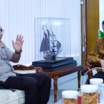Kapolresta Sidoarjo Kombes Pol. Sumardji saat berbincang dengan Plt. Bupati Nur Ahmad Syaifuddin terkait penanganan banjir di Tanggulangin.