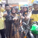 Eni Maulani didampingi Ahmad Nurhamim dan KH. Nur Muhammad saat penyerahan bantuan motor sampah. foto: SYUHUD/ BANGSAONLINE