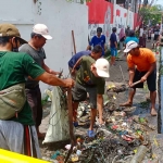 Sejumlah pedagang dan pemilik kios pemotongan unggas yang melakukan normalisasi sungai secara mandiri