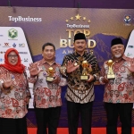 Wali kota Madiun, Maidi, bersama para petinggi PDAM saat menerima penghargaan Top BUMD Award 2023.