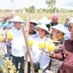 Menteri BUMN Rini Soemarno didampingi Bupati Fadeli dan Wakilnya Kartika Hidayati. 