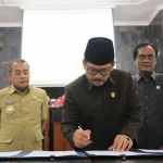 Enam raperda ditandatangani pengesahannya oleh pimpinan DPRD Kota Madiun.