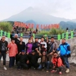 Para anggota PSHT Pemkab Ponorogo berpose dengan latar belakang Gunung Merapi.