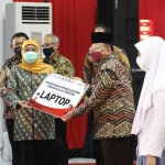 Gubernur Jawa Timur Khofifah Indar Parawansa dalam acara Puncak KEJAR Prestasi Anak Indonesia (KREASI) ‘Satu Rekening Satu Pelajar’ di SMA Khadijah Surabaya, Selasa (24/8). foto: Humas Pemprov Jatim