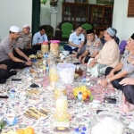 Kabaharkam Polri Komjen Pol. Agus Andrianto didampingi Kapolresta Sidoarjo Kombes Pol. Sumardji berbincang dengan Pengasuh Pondok Pesantren Bumi Sholawat KH. Agoes Ali Mashuri.