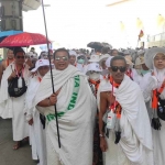 Jamaah haji dari Tuban saat mengikuti lempar Jumrah Aqobah.