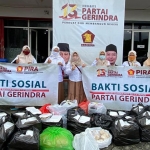 Jajaran Pengurus PC Pira Gerindra Gresik foto bersama sebelum bagi-bagi nasi kotak dalam rangka HUT Gerindra ke-13. foto: ist.