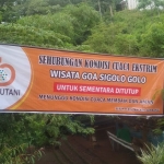 Spanduk pemberitahuan Wisata Goa Sigolo Golo ditutup.
