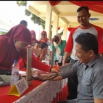 Wakil Bupati Blitar Marhaenis UW  saat ditensi oleh salah seorang petugas medis.