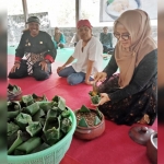 Tampak Anggota DPD RI Evi Zainal Abidin saat hendak menikmati Jenang Sapar. 