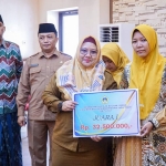 Wabup Gresik Aminatun Habibah saat memberikan reward kepada kafilah peraih juara MTQ ke-30 Jatim  Tahun 2023. FOTO: ist.