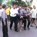 ?Massa saat menangkap Zaki dan membawanya ke Polres Jombang. foto:mohammad syafii/BANGSAONLINE