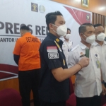 Kasi Tikim Imigrasi Kelas 1 TPI Tanjung Perak (baju putih), Wawan Anjaryono, dan Kasi Inteldakim (berseragam biru), Sonny Noor Bhuwono, saat konferensi pers.