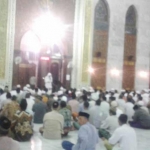 Ratusan jemaah saat akan melakukan sholat gerhana bulan di masjid agung As-Shuhada Pamekasan. 
