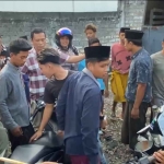 Warga saat bentrok dengan polisi di Pamekasan.