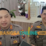 Kapolres Kediri Kota, AKBP Teddy Chandra, didampingi Kabag Ops Polres Kediri Kota, Kompol Abraham Sisik, saat memberi keterangan kepada awak media. Foto: MUJI HARJITA/BANGSAONLINE