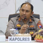 Kapolres Ngawi, AKBP. Dwiasi Wiyatputera saat memimpin pelaksanaan analisa dan evaluasi Program Quick Wins Presisi di ruang Command Center, Rabu (9/11/2022).
