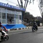 HALTE KHUSUS: Salah satu halte BRT yang ada di Jalan Pahlawan, Kamis (28/7). foto: MUSTAIN/ BANGSAONLINE